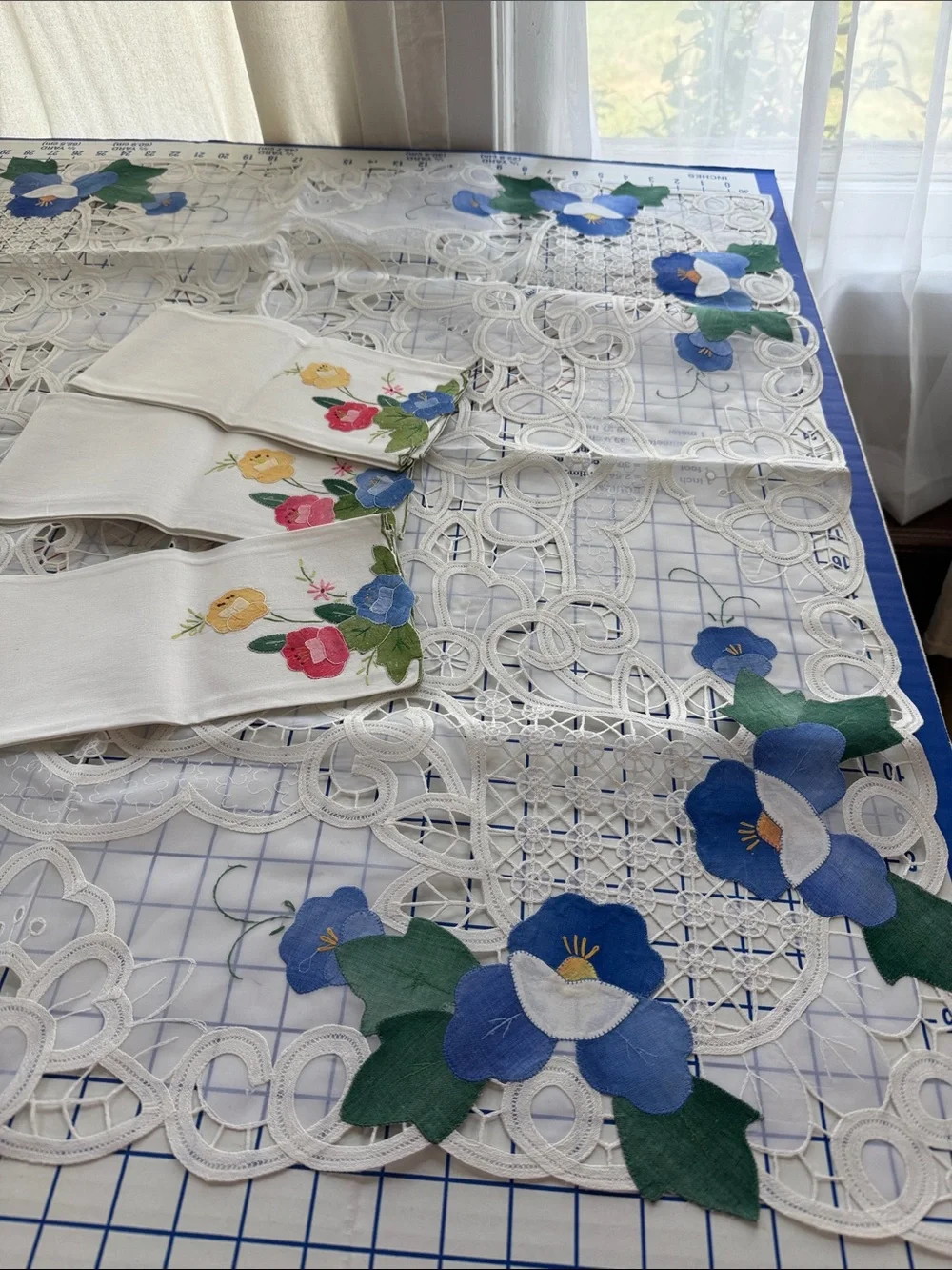 Vintage Appliqué Floral Tablecloth & 3 Napkins Cutwork Lace 1970s 4 Pc Set